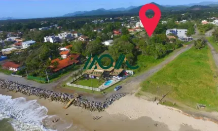 Excelente residência com três terrenos juntos, quadra mar e com duas frentes em Itapoá