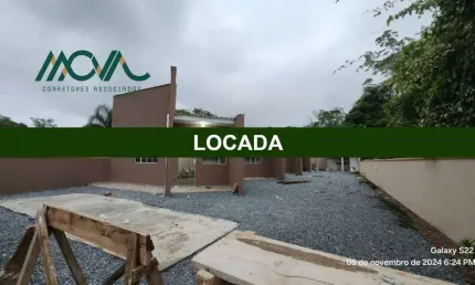 Kitnet mobiliada Unidade 03, primeira locação, com um banheiro, quarto, sala e área de serviço.