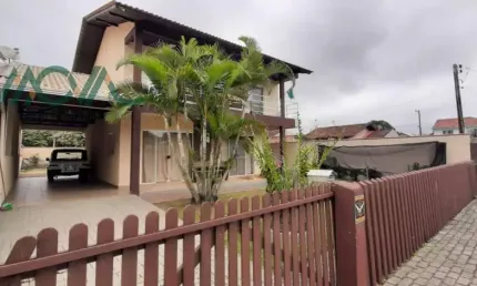Espaçoso sobrado disponível para locação mensal, apenas 250 metros da praia!