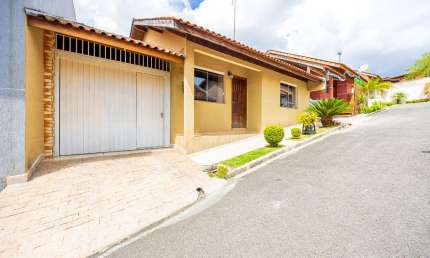 Casa com mezanino em condomínio fechado Campo largo