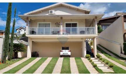 Casa em condomínio de Bragança Paulista, com 319 m², 3 suítes, 6 vagas, piscina, sauna e área Gourmet.