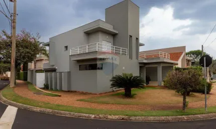 Casa(sobrado), 4 quartos  área de 300m² à venda no Condomínio Santa Mônica II