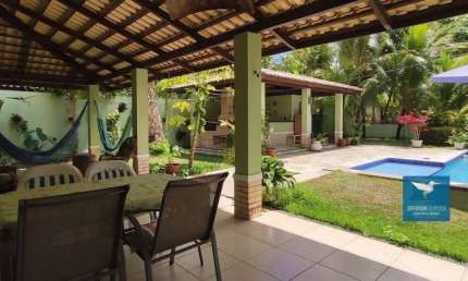 Casa em Condomínio no Eusébio, Móveis Projetados, Deck e Piscina, 216m2, 03 Suítes, 02 Gabinetes, 04 Vagas, Lote 776m2