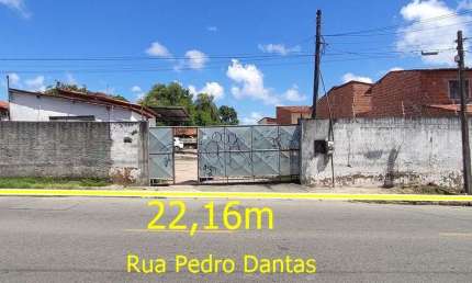 Terreno / Imóvel Comercial Próximo a Avenida do Aeroporto, BR 116 e Arena Castelão em Avenida de Grande Fluxo no Bairro Dias Macedo (1.052m2 de Terreno), Mede 22,16m X 47,80m, Totalmente Plano e Murad