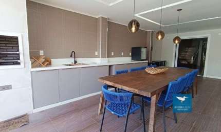 Casa Duplex com Energia Solar, Móveis Projetados, Piscina e Amplo Deck em Rua Pública na Região Central Eusébio, 180m2, 03 Suítes, Gabinete, Sala com 02 Ambientes, Varanda, 04 Vagas