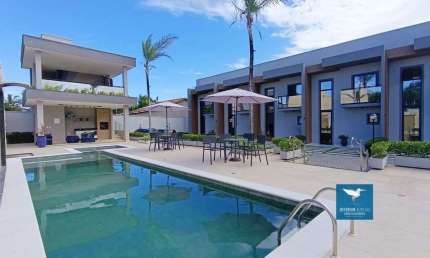 Casa Nova com Varanda Gourmet em Condomínio no Eusébio, Ótima localização Próximo a Fortaleza, 101m2, 03 Quartos, Varanda Gourmet com Churrasqueira e Chuveirão, Cozinha Integrada e com Armários, 02 Va