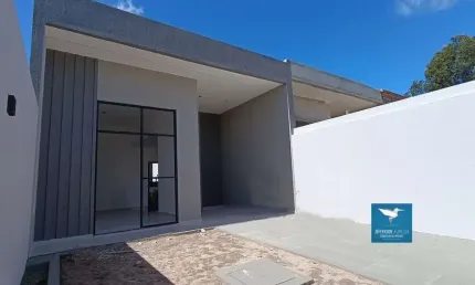 Casa Plana Nova em Rua Pública na Região Central de Eusébio em Fase de Acabamento, Varanda, Churrasqueira, 02 Suítes, Master Ampla, 87m2, 02 Vagas