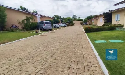 Casa plana em condomínio fechado no eusébio, 53m2, amplo quintal, 02 quartos, 01 banheiro, 02 vagas, região central próximo a restaurantes, escolas e comércio