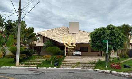 Excelente sobrado em condomínio de luxo, com 4 suítes, 1 suíte master com closet e hidromassagem.