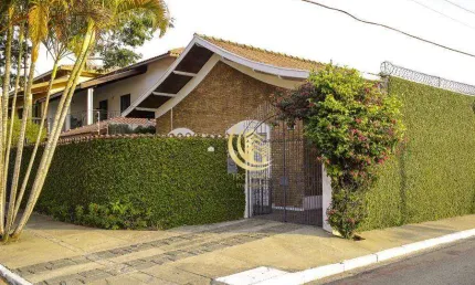 Casa térrea, com 3 dormitórios, 1 suíte, localizada em bairro nobre.