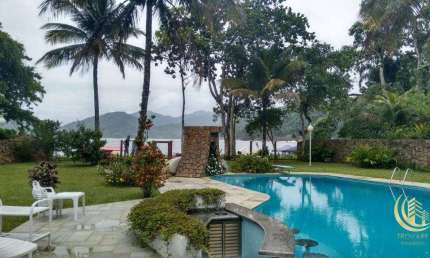 Sobrado de altíssimo padrão, beira mar, 5 suítes, 4 salas, área gourmet, piscina, lindo jardim, localizada na Praia Domingas Dias em Ubatuba.