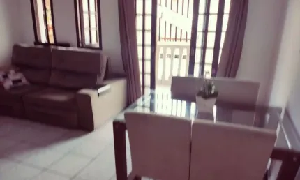 Excelente localização, na Vila Sta. Clara, são 2 dorm., com uma suíte, sala com sacada.