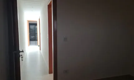 Linda casa! (construção nova) com 3 dorm., uma suíte, 2 vagas sala de dois amb. e quintal