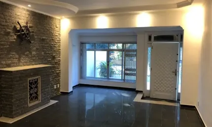 Casa a venda no miolo do tatuapé com 400m² de terreno e 400m² de construção são 3 suítes sendo uma master com hidromassagem, sala de estar com lareira