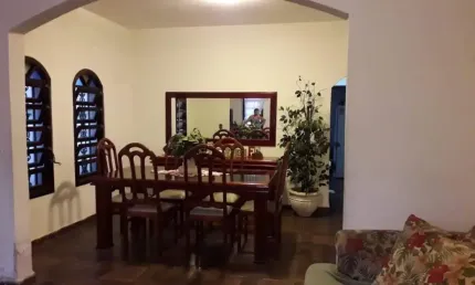 Lindo sobrado na Vila Ema com 208m² , 3 dormitórios ,1 com sacada,  sala espaçosa combinada com sala de jantar, cozinha , garagem com 5 vagas , churrasqueira.