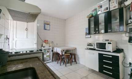 Casa com comercio, na Vila Ema, local de fácil acesso a transporte público (Monotrilho estação São Lucas) e grandes vias da região
