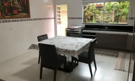 Ótimo sobrado, cômodos amplos, quintal gourmet, varanda na suíte, lavabo, ar-condicionado em 2 quartos, portão automático.