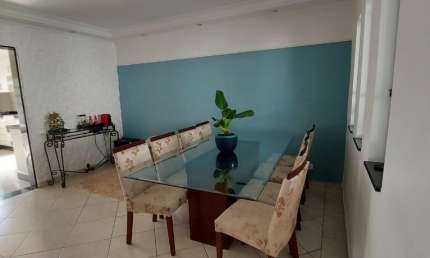 Bonita e ampla casa, 2 dormitórios, toda revestida, com um pequeno jardim a frente, com edícula linda no fundo, vaga para 5 carros..terreno 10x25
