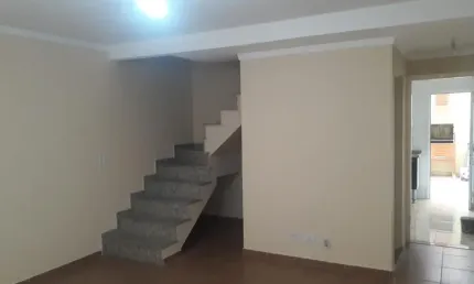 Lindo sobrado de condomínio, com 79m², 03 dormitórios , uma suíte, e 1 (um) banheiro social, sendo todos os cômodos com piso vinílico clicado no piso superior. sala grande.