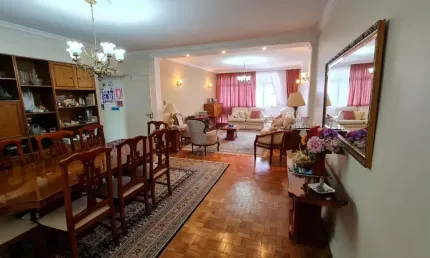 Bonito e amplo Apartamento na Vila Prudente com 160mts² de área útil, 3 dormitórios, 3 banheiros, 2 sociais (com Box de vidro e uma banheira), 4 vagas de acesso independentes