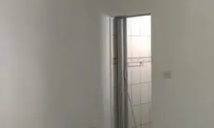 Casa na Vila Industrial, com quintal grande com árvores frutíferas, terreno grande 9 x 27, 243mts², 2 dormitórios, 3 vagas de garagem, dois banheiros sendo um suíte, varanda após cozinha, edícula pint