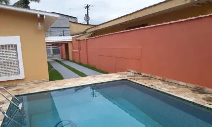 Casa térrea com 450m² de terreno, 202m² de área construída. 3 dormitórios, 2 salas, copa/cozinha, 2 banheiros, lavanderia, banheiro externo, garagem para 4 a 5 carros. piscina, churrasqueira, sauna a