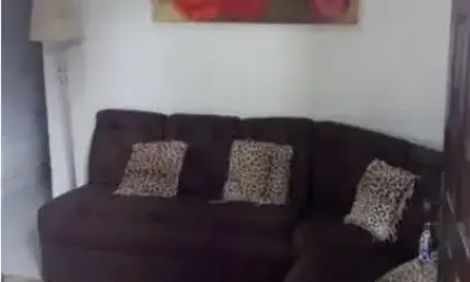 Casa no litoral ( praia grande) com 2 dormitórios, sala, cozinha, banheiro, área de serviço grande nos fundos e garagem para 3 ou 4 carros