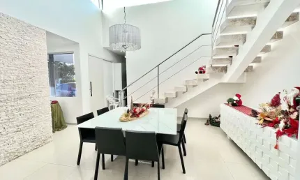 Casa com 5 quartos sendo 4 suítes em condomínio fechado