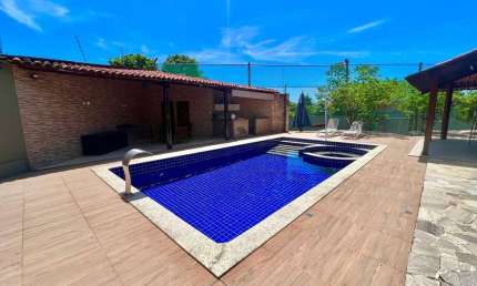 Casa com 5 quartos + campo de futebol em condomínio fechado