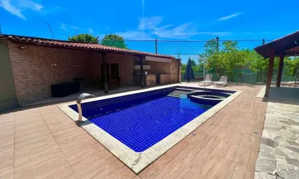 Casa com 5 quartos + campo de futebol em condomínio fechado