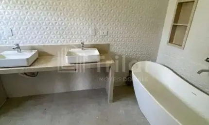 Lindíssimo sobrado em condomínio fechado com 4 suítes e lazer com piscina com previsão de entrega para 2023.