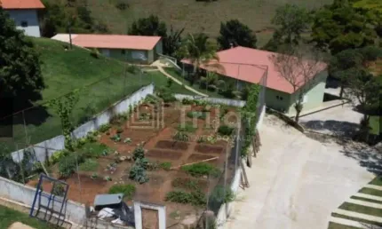 Maravilhoso sítio com 3 casas, sendo a principal, a do caseiro e 6 chalés e mais lazer com piscina e churrasqueira e deck para a represa