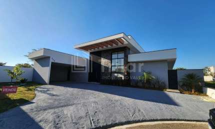 Uma casa térrea aconchegante em condomínio fechado com 4 dormitórios e 2 suítes.