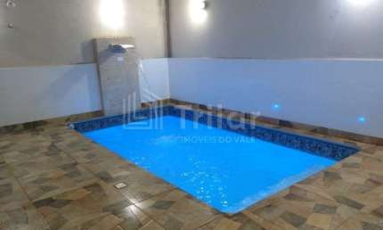 Casa muito bem localizada no Portal dos pássaros com piscina e planejados: