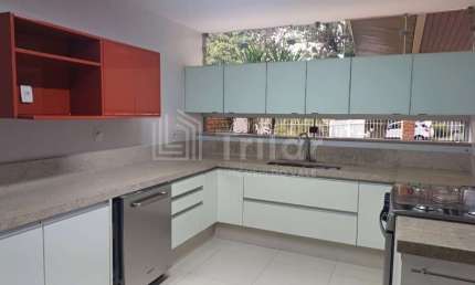 Excelente casa em condomínio com 4 dormitórios e 2 suites , sendo 1 master e área gourmet e piscina e 4 vagas garagem