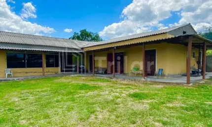 VENDA OPORTUNIDADE - CONFORTÁVEL CHÁCARA C/PISCINA, FORNO/FOGÃO A LENHA - JACAREÍ A POUCOS MINUTOS DO CENTRO C/VIZINHANÇA PRÓXIMA E PORTEIRA.