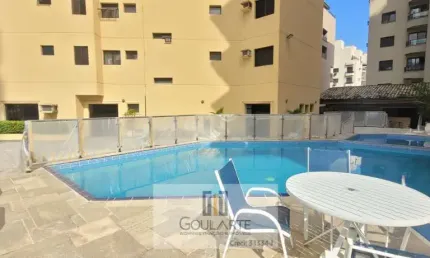 Apartamento com 2 dormitórios climatizados sendo 1 suíte, lazer no condomínio, lado praia - enseada - guarujá/sp.