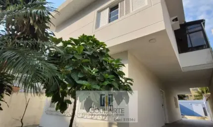 Casa SOBRADO com 4 dormitórios sendo 1 suíte, área gourmet e piscina, à menos de 200 metros do mar na praia do TOMBO-Guarujá/SP.