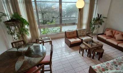 Apartamento padrão com 3 dormitórios + dormitório de serviço na praia da Pitangueiras-Guarujá/SP.