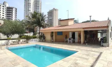 CASA com 3 dormitórios 1 sendo suíte, 1 edícula, espaço amplo (com churrasqueira e piscina) e 3 terrenos planos na praia da ENSEADA-Guarujá/SP.