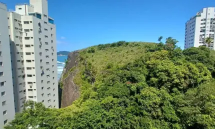 Apartamento com sacada vista mar e área verde na praia da Pitangueiras-Guarujá/SP.
