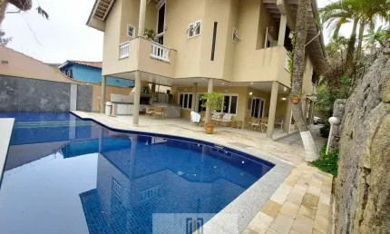 CASA DUPLEX , 6 suítes climatizadas, área gourmet com piscina, à menos de 50 metro do mar na praia do GUAIUBA-Guarujá/SP.