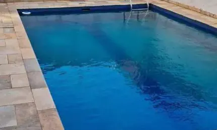Apartamento com 2 dormitórios sendo 1 suíte, lazer no condomínio ,n praia da enseada - guarujá/sp.