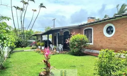 Casa alto padrão, 5 dormitórios sendo 2 suíte, lazer completo, à 60 metros do mar em região nobre na praia da ENSEADA-Guarujá/SP.