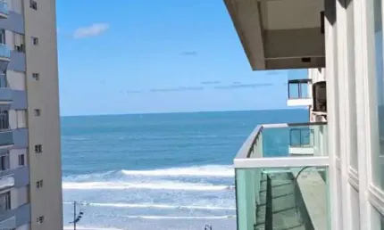 Apartamento com vista lateral mar, 3 dormitórios sendo 2 suítes, lazer no condomínio, à menos de 50 metros da praia em PITANGUEIRAS - Guarujá/SP.
