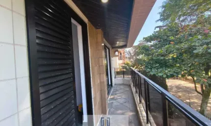 Apartamento padrão com sala 2 ambientes climatizada, 2 dormitórios sendo 1 com sacada na praia da Astúrias-Guarujá/SP.