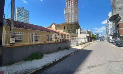 Casa bem localizada com 3 dorm. sendo 1 suÍte, Meia Praia, Itapema - SC