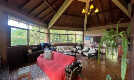 Casa à venda, 4 quartos, 2 suítes, 3 vagas, Iucas - Teresópolis/RJ