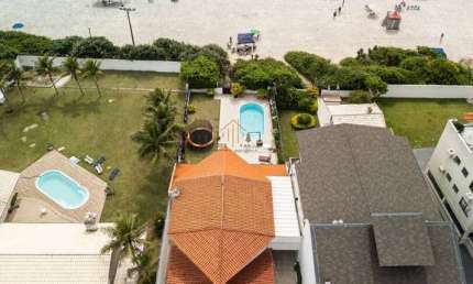 Casa com quatro dormitórios e piscina á beira mar nos Ingleses