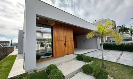 Linda casa com 3 dormitórios na Pedra Branca -  Aceita Permuta!